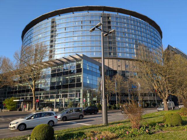 5G-Strassenleuchte-Frankfurt-Messe-5G-Synergiewerk-HighRes